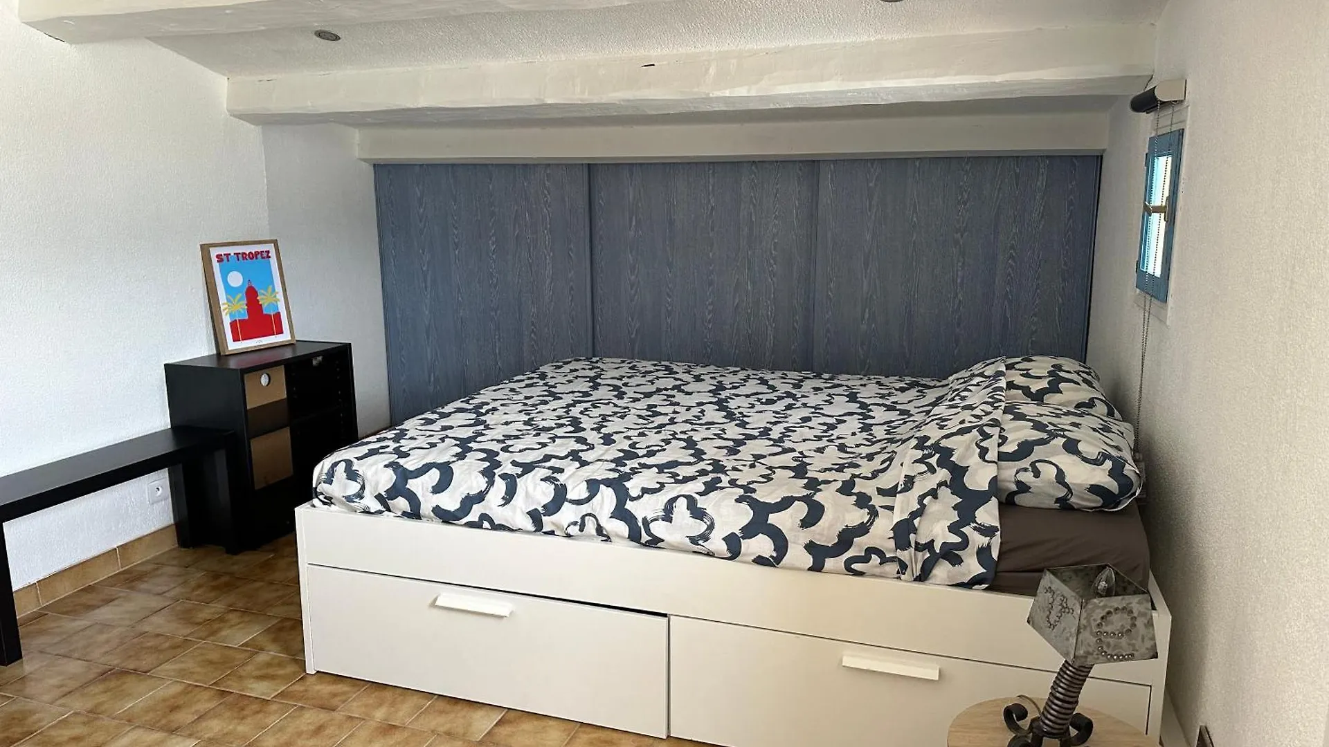 Appartement Dans Maison Familiale Saint-Laurent-du-Var Guest house